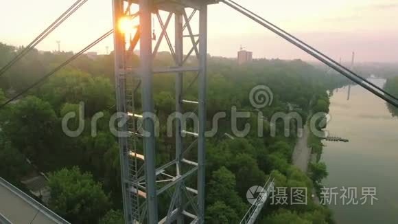 空中日出飞过大桥