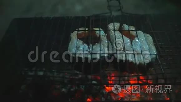 美味多汁的红鱼在烤架上在明火上煎。 慢动作。 1920x1080