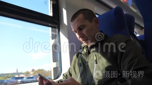 乘坐地铁列车的中年智能手机坐在窗口旁的一位不知名的旅行者向社交媒体发送短信