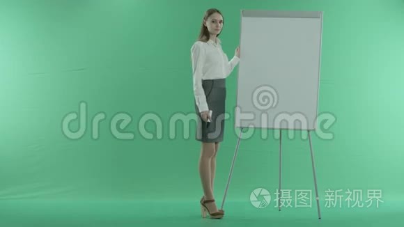 女商人在白板上写成功在绿屏上视频