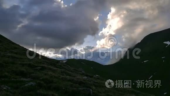 绿山和高雪山带晚霞. Kavkaz地区