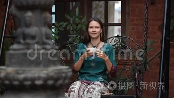 尼泊尔女子国装咖啡视频