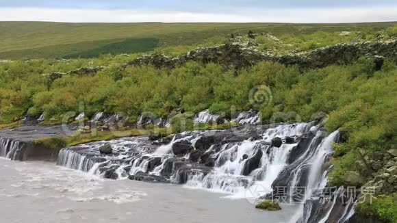 冰岛西部的Hraunfossar瀑布