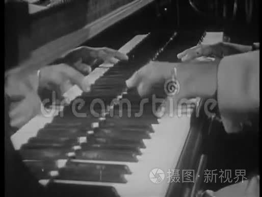 爵士音乐家弹钢琴的特写视频