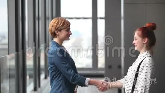 两位女广告主管握手