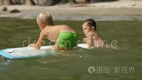 幼儿在玩海上冲浪，并在水中慢动作