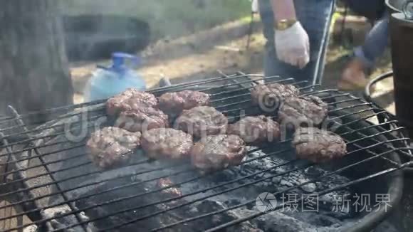 烧烤炉准备的肉视频