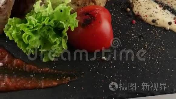 在骨头上烤小牛肉视频