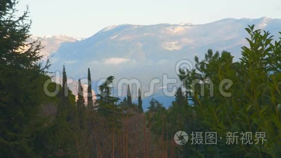 云层中覆盖着白雪的群山