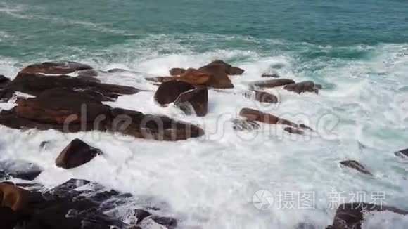 巨大的波浪撞击在石滩上视频