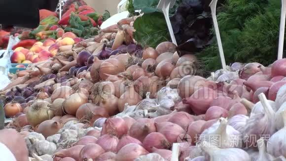 在农贸市场买蔬菜视频