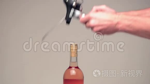 用现代金属软木做人手特写视频