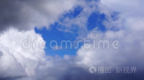 蓝天上的云框移动视频