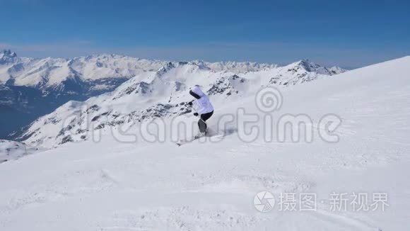 女子滑雪板专业滑下山坡