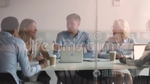 愉快的商人握手，与非洲客户进行谈判