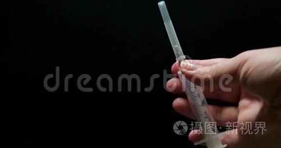 护士从针头注射器打开瓶盖视频