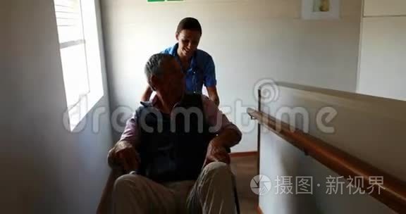 护士推着老人的轮椅视频