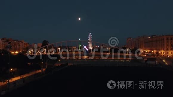 西班牙巴伦西亚，空中夜景，带月亮的摩天轮和天空之桥