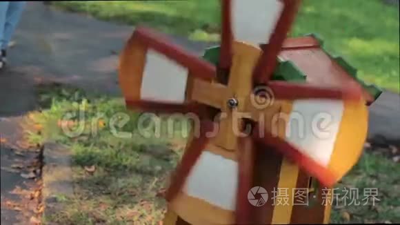 草地上的小风车模型视频