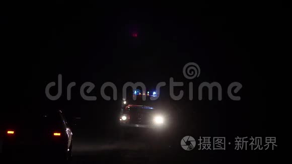 汽车救援人员卡车在夜间闪烁蓝光，消防车在道路上开着灯和警报器。