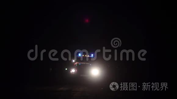 汽车救援人员卡车在夜间闪烁蓝光，消防车在道路上开着灯和警报器。