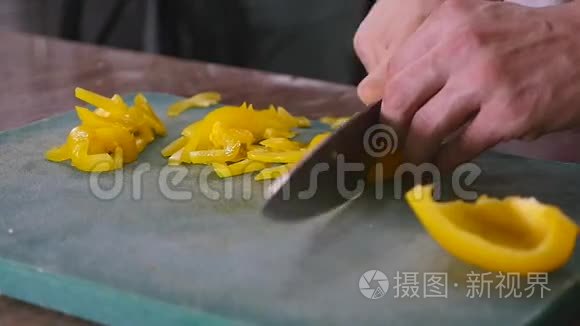 厨师用蔬菜切黄椒的慢动作视频