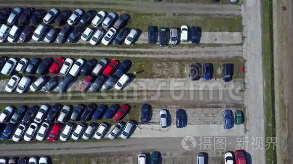 新车停车的空中镜头，俯视。 4K视频