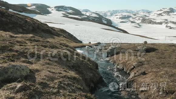 山里的河流。 平滑滑杆