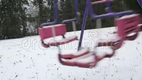 在雪地里荡秋千视频