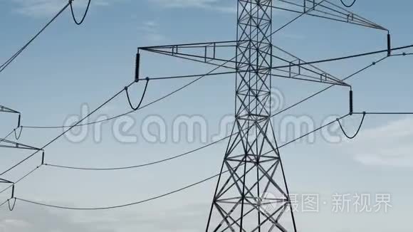 空中的电线和电线塔。 能源节约概念