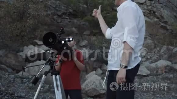 父亲和儿子用望远镜视频
