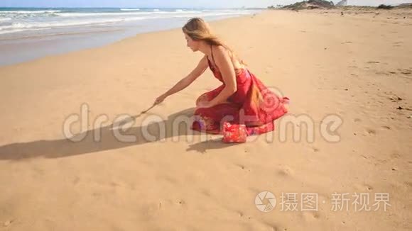 红小队的女人在沙滩上画爱情视频