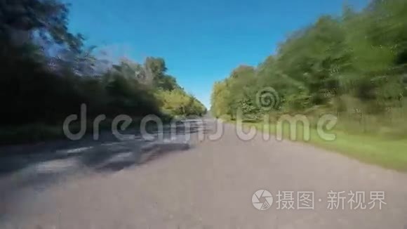 在乡村公路上驾驶汽车-POV-视角前方。 一辆汽车上的车载摄像机的录像片段