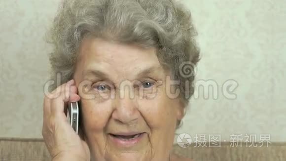 老妇人在家里和医生谈智能手机视频