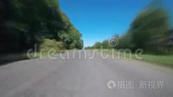 在乡村公路上驾驶汽车POV视角前方。 一辆汽车上的车载摄像机的录像片段