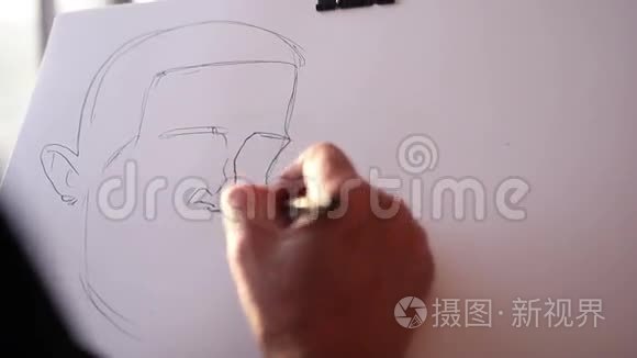 画家用铅笔画肖像画像漫画视频