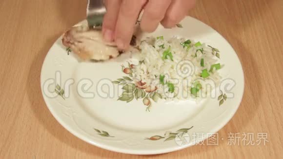 人类用米饭制作鸡翅上的菜肴视频
