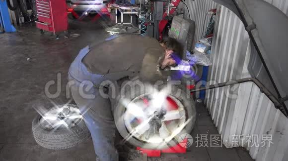 在车库自动机器上平衡汽车车轮视频