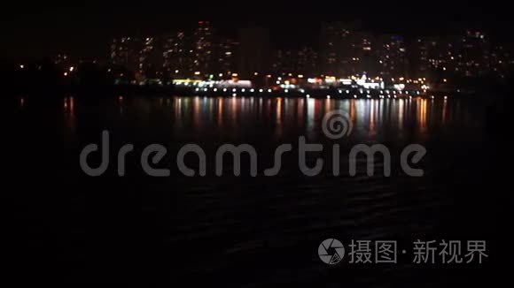 夜晚的灯光照亮了住宅区的海滨视频