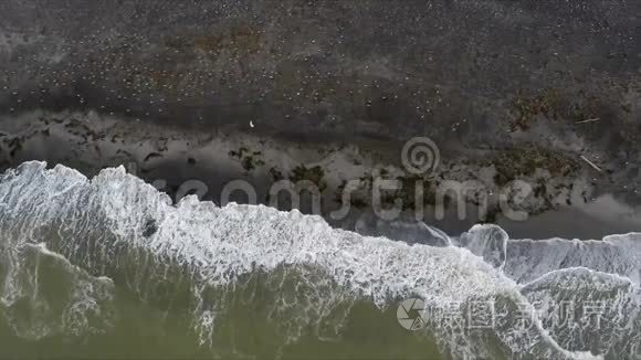 俯瞰大海和海岸周围美丽的风景视频