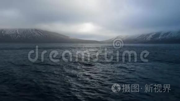 雪山背景下碧海蓝天