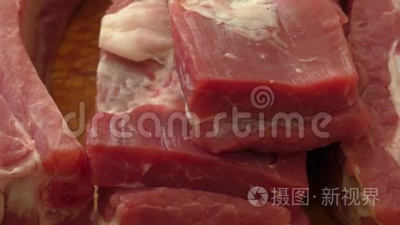 砧板上的生猪肉排骨视频