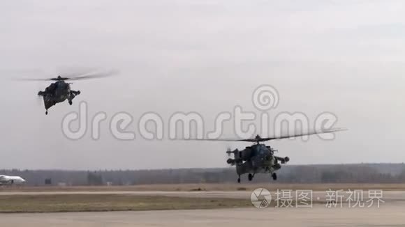 军用直升机飞越简易机场视频