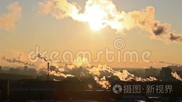 太阳在冒烟。 俄罗斯埃卡捷琳堡