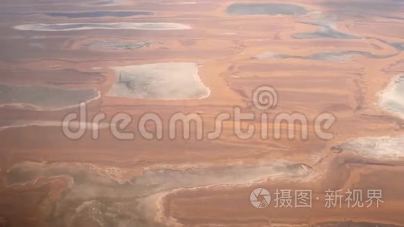 带着湖泊和小河流飞越草原视频