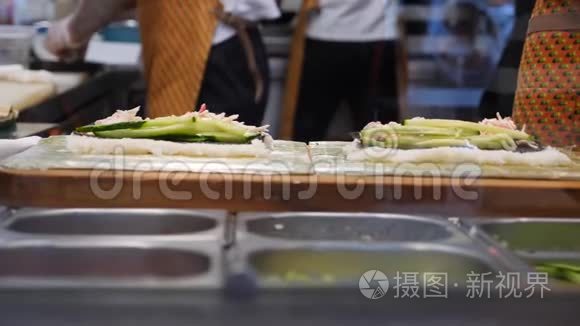 厨师在快餐店准备寿司卷。 4k，慢镜头拍摄