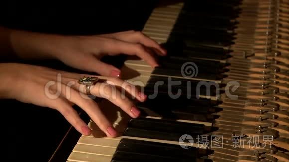 整洁的女性手按着钢琴键视频