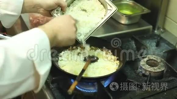 在餐馆做煎蛋卷视频