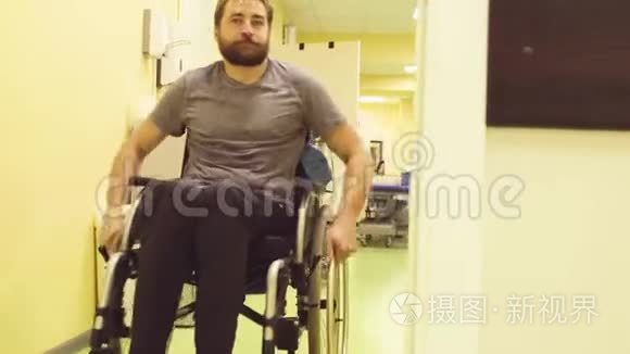 一个坐轮椅的残疾人在康复中心视频