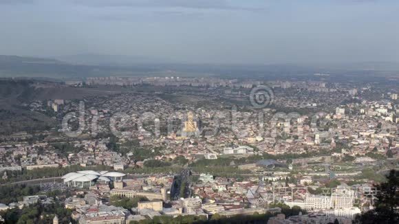 从第比利斯的高度俯瞰马塔茨明达公园、三一大教堂、萨姆巴正义之家